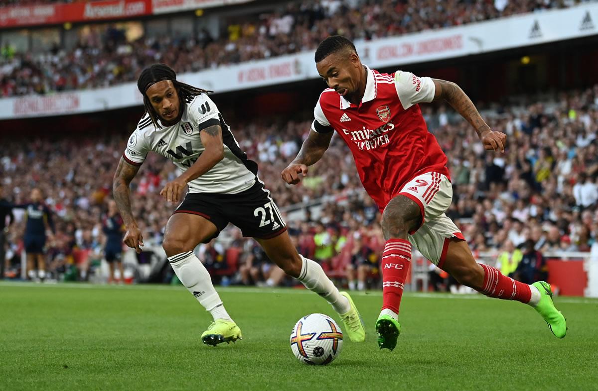 El delantero brasileño del Arsenal, Gabriel Jesus, tratando de superar al defensa suizo del Fulham, Kevin Mbabu.