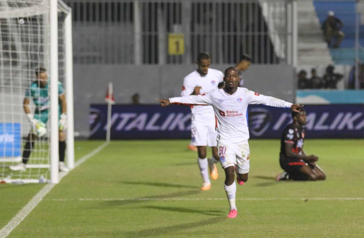 Solani y su festejo tras el gol del Olimpia.