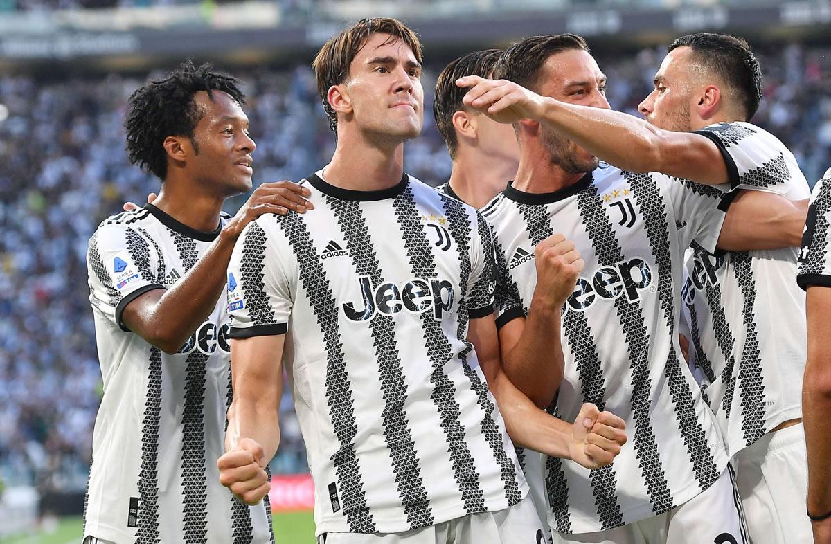 El serbio Dusan Vlahovic celebrando su tremendo golazo de tiro libre para la ventaja de la Juventus.