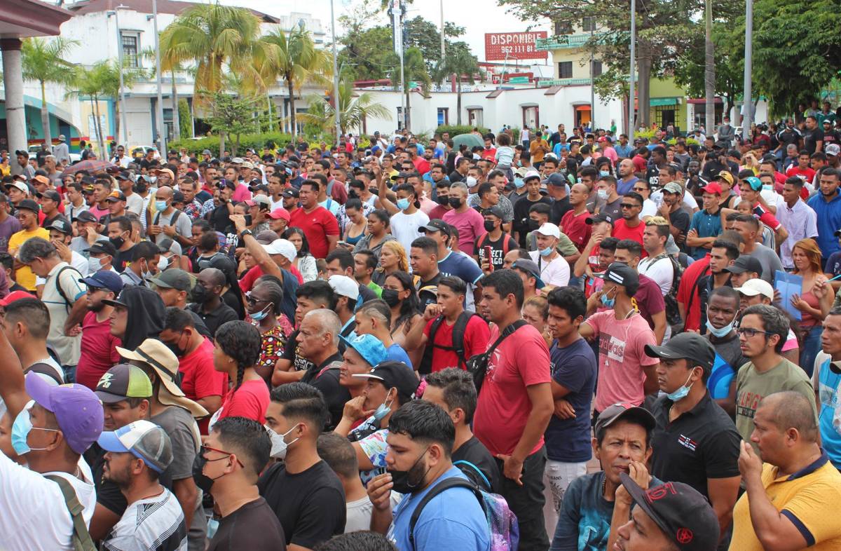 México realiza operativos en su frontera sur para impedir caravana migrante