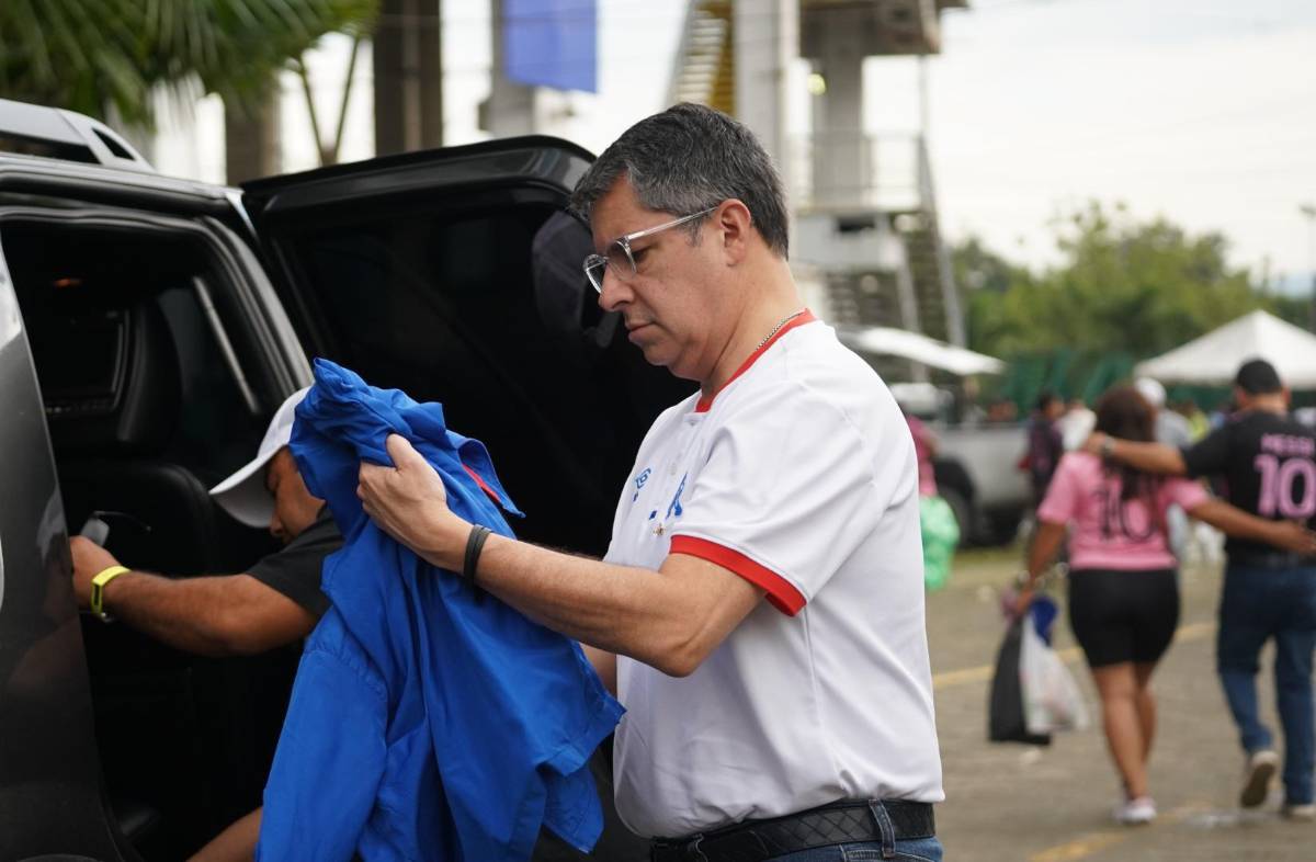 Famosos hondureños llegan al estadio Olímpico para ver a Messi