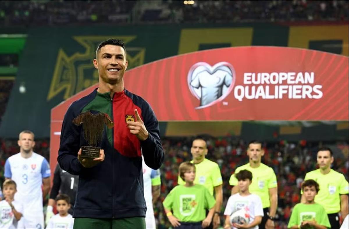 Cristiano Ronaldo fue homenajeado por rebasar los 200 partidos con Portugal.