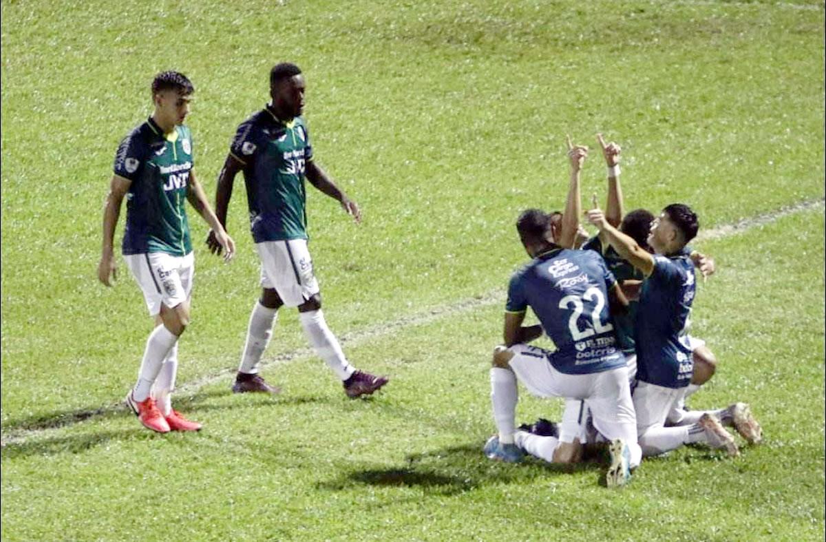 Los jugadores del Marathón festejan el gol de Damin Ramírez ante Olancho FC.