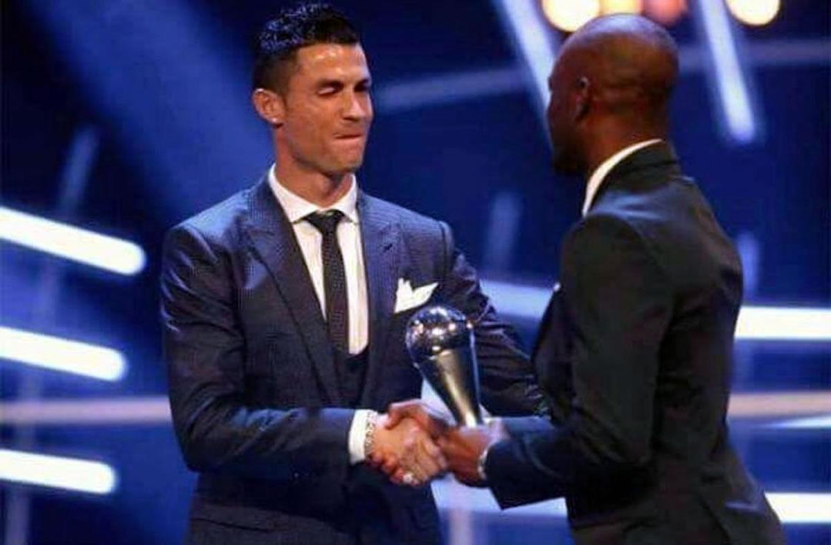 David Suazo se dio el gusto de estar en unos premios The Best y entró un galardón a Cristiano Ronaldo, al igual que a Leo Messi.