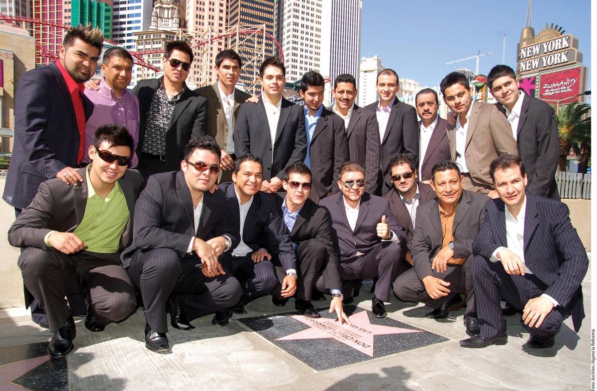 Banda El Recodo toca en las calles de Japón y la policía detiene el show