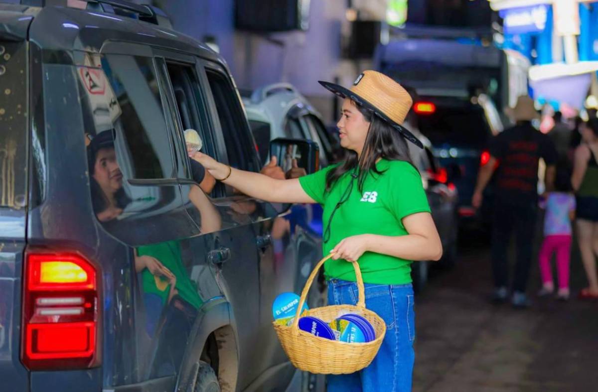 Honduras entrega bebidas a quienes transitan hacia El Salvador pese a roce por comunicado