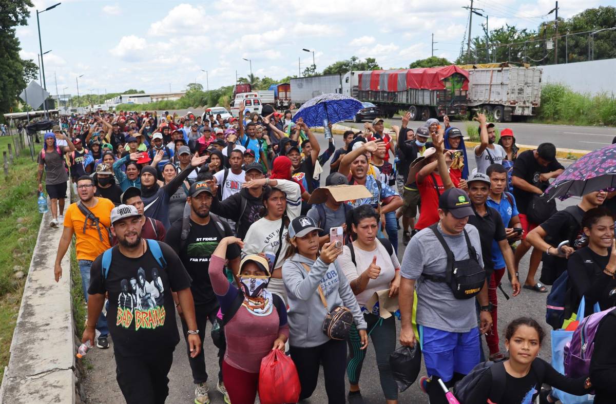 Miles de migrantes se encuentran varados en Tapachula a la espera de un permiso para poder circular por México.