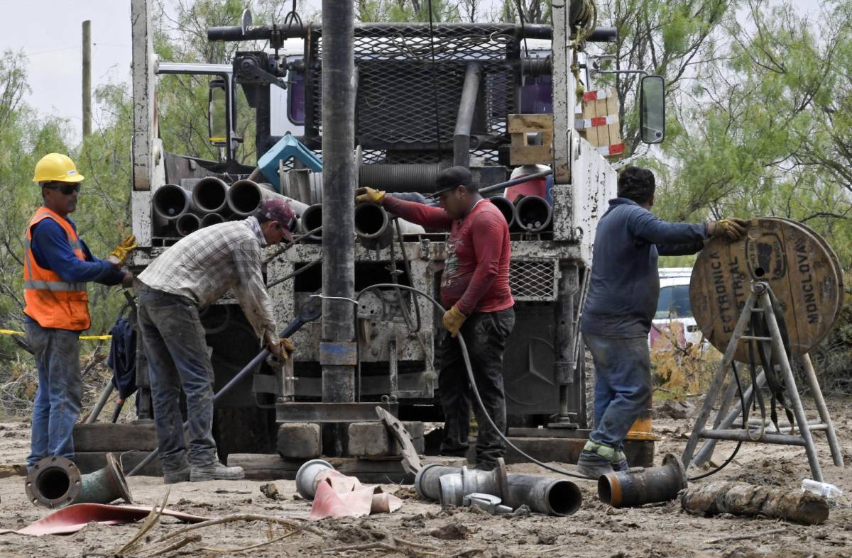 México indemnizará a familias de mineros atrapados pero seguirá con rescate