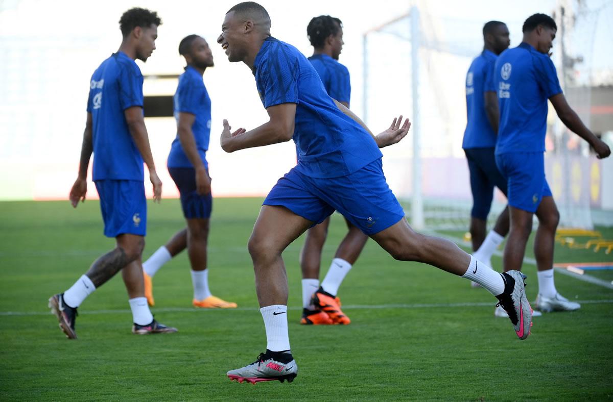 Kylian Mbappé de buen ánimo en el entrenamiento de la selección francesa.