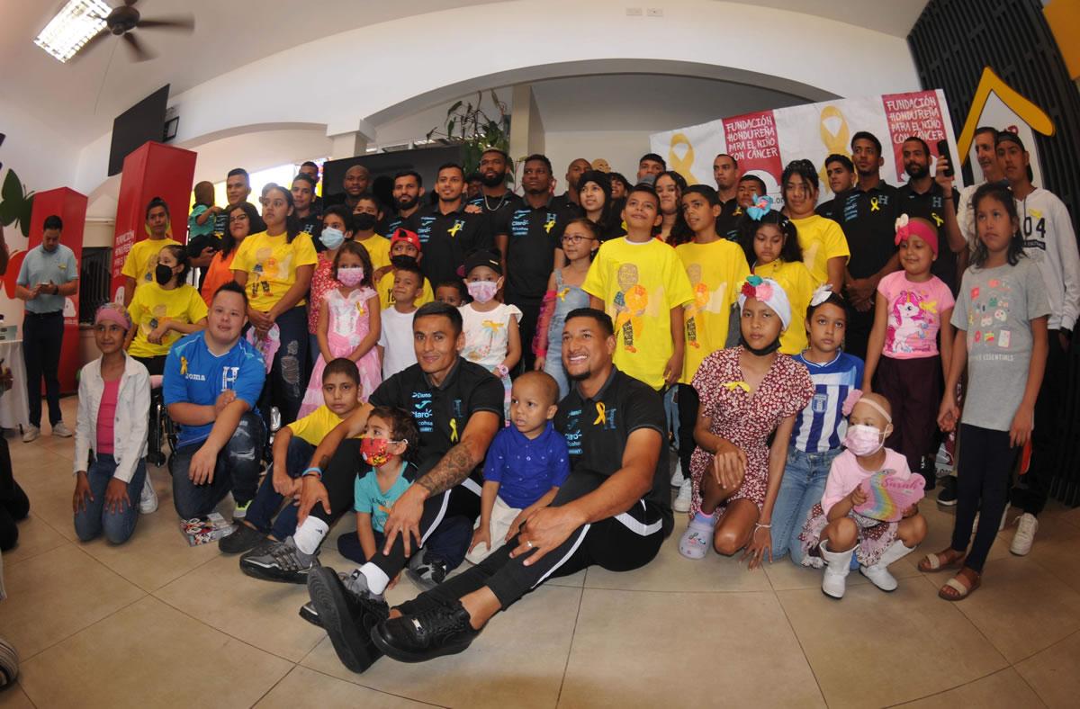 Los seleccionados hondureños le sacaron una sonrisa a los niños.