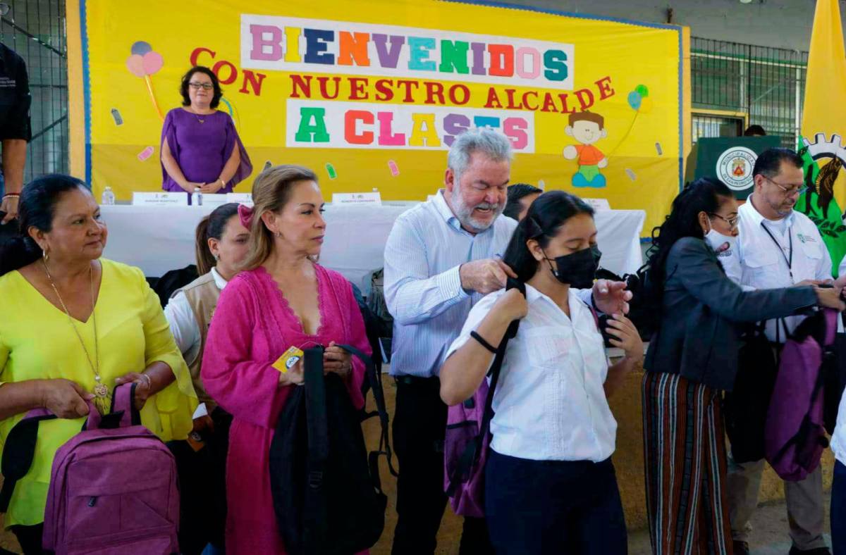 Más de 3,000 mochilas entregan a escolares de San Pedro Sula