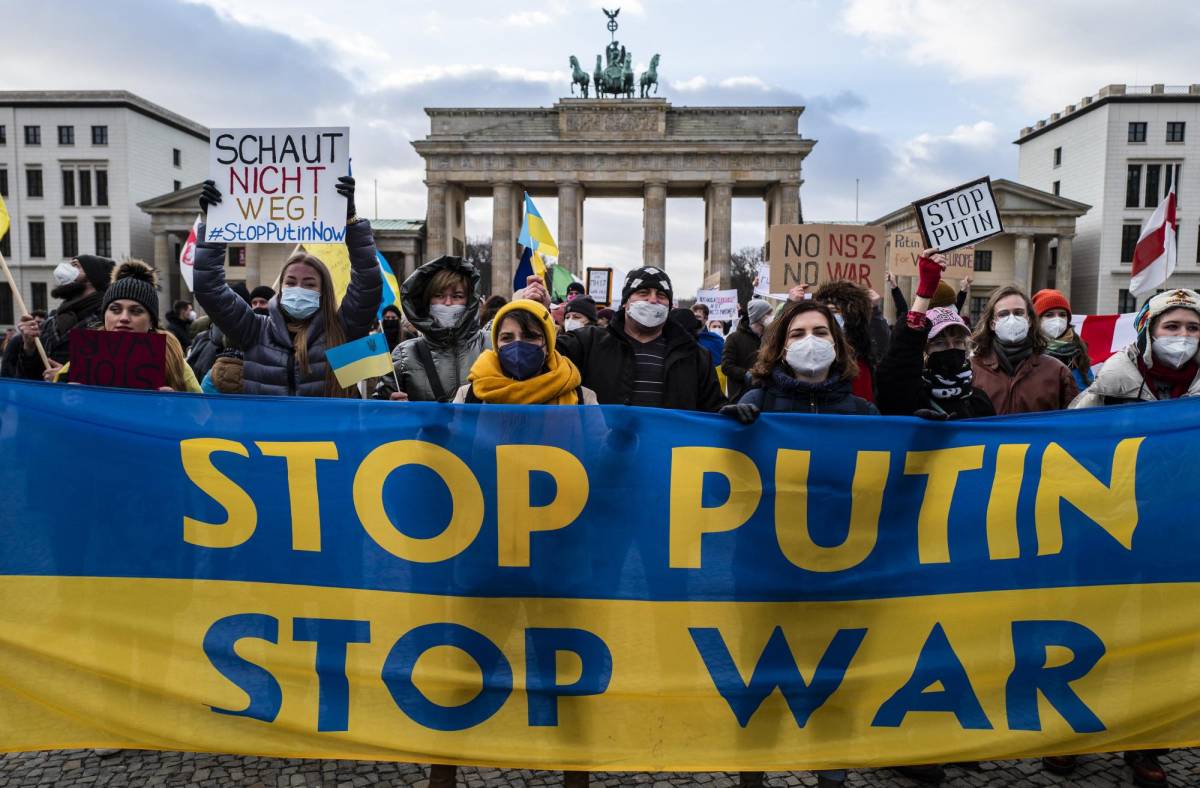 Manifestantes piden detener una guerra y detener a Putin durante una protesta en Berlín.