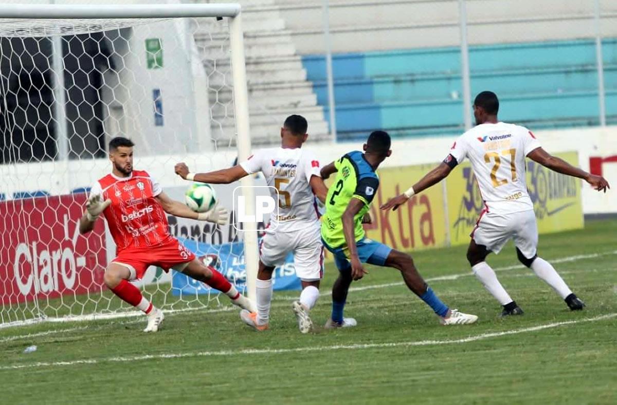 El gol que se perdió Juan Pablo Montes bajo el arco del Olancho FC.