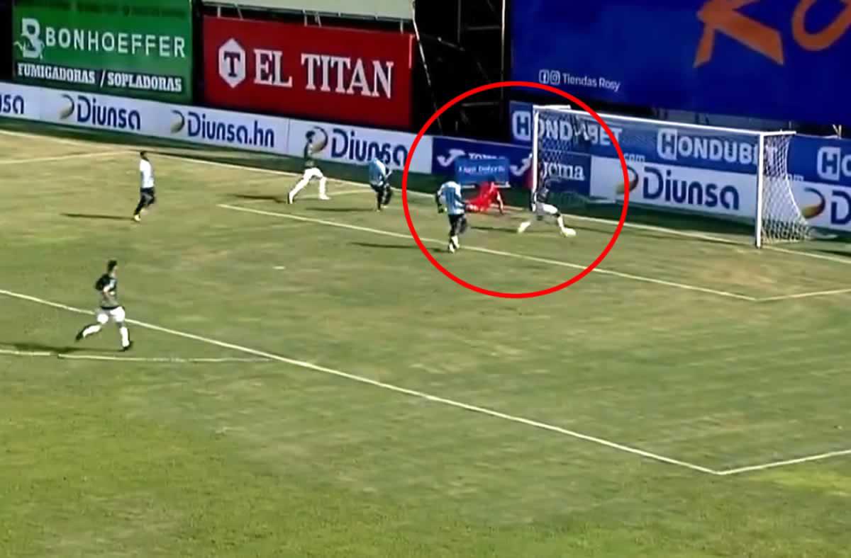 Jonathan Rougier ya estaba vencido y Kilmar Peña solo tenía que empujar el balón, pero se fue en blanco.