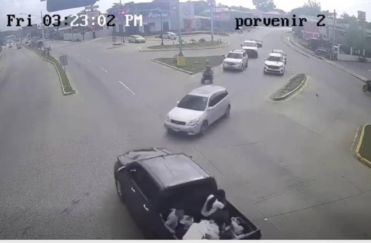 Por homicidio imprudente acusan a conductor de pick up que se pasó semáforo en rojo y murió bebé