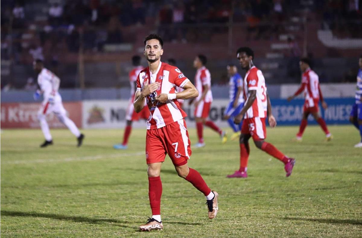 El festejo de Marcelo Canales, señalando el escudo del Vida.