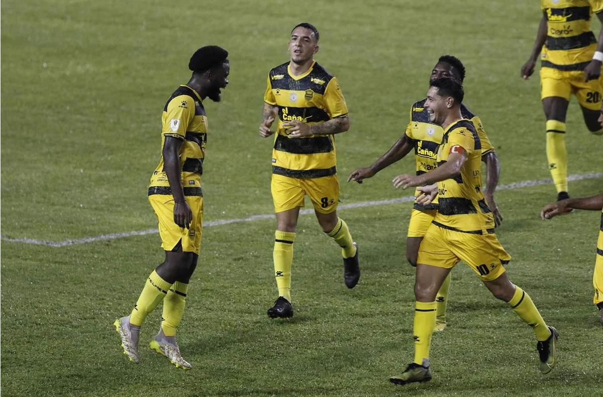 La alegría de Elison Rivas y sus compañeros tras el golazo.