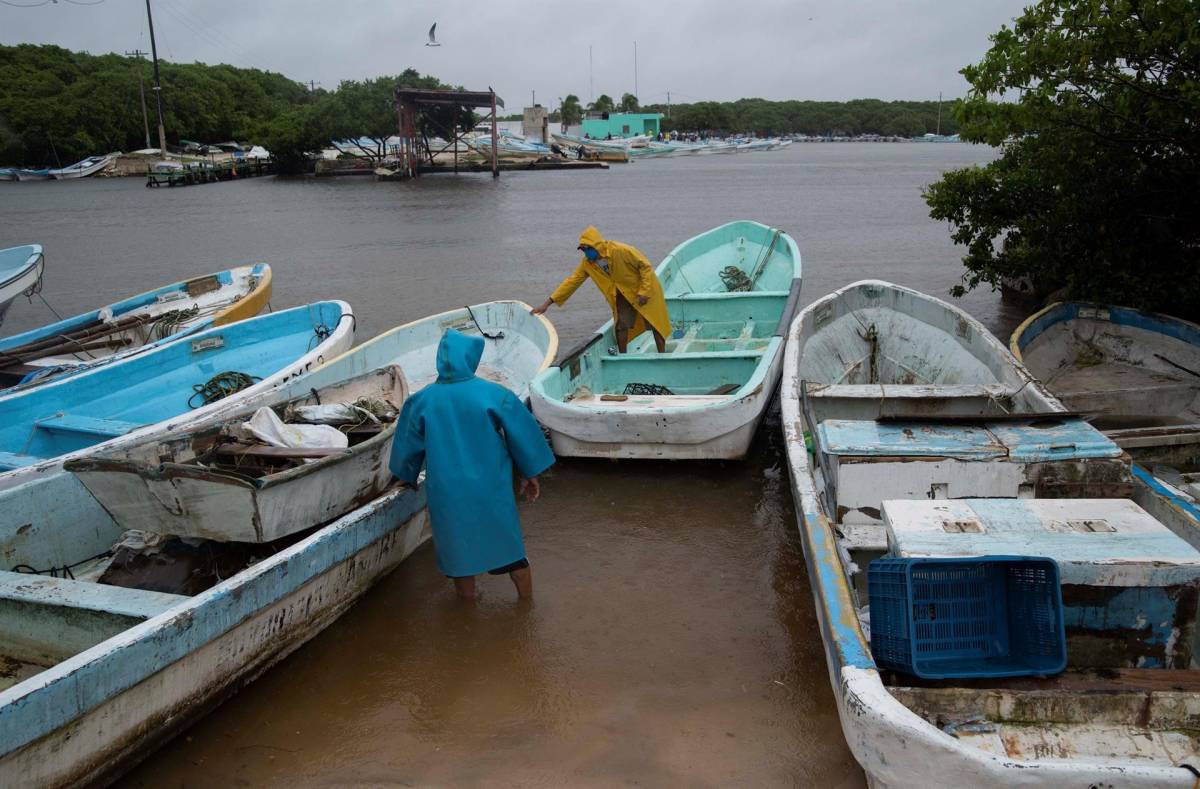 México llama a tomar precauciones por trayectoria de la tormenta tropical Lisa