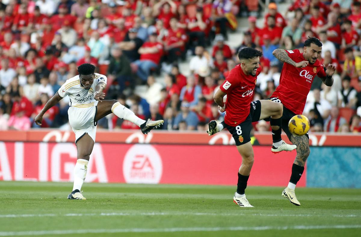 El potente derechazo de Aurélien Tchouaméni para su golazo ante Mallorca.