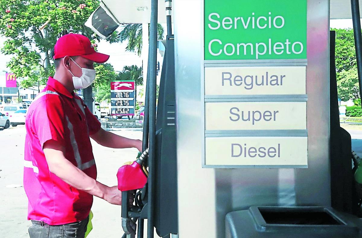 Año nuevo arrancará con leves alzas en los precios de carburantes