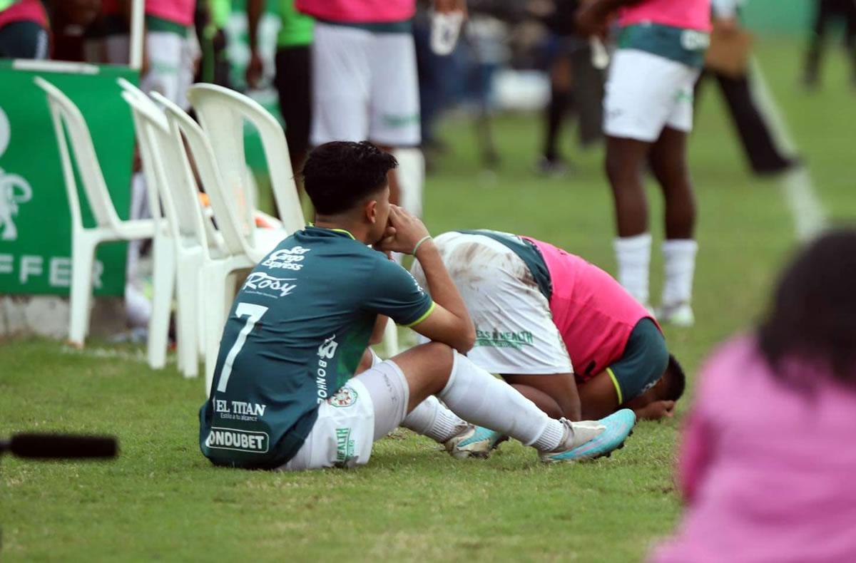 Isaac Castillo, observando resignado la eliminación de su equipo en semifinales.
