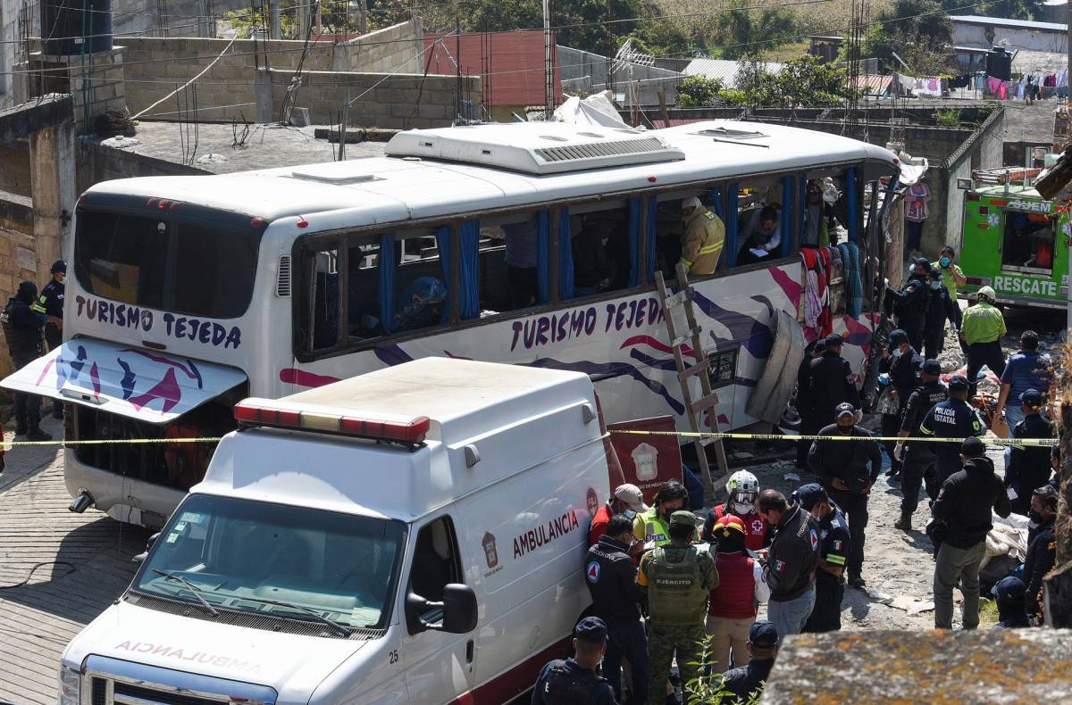 Al menos 10 ambulancias acudieron al lugar del accidente.