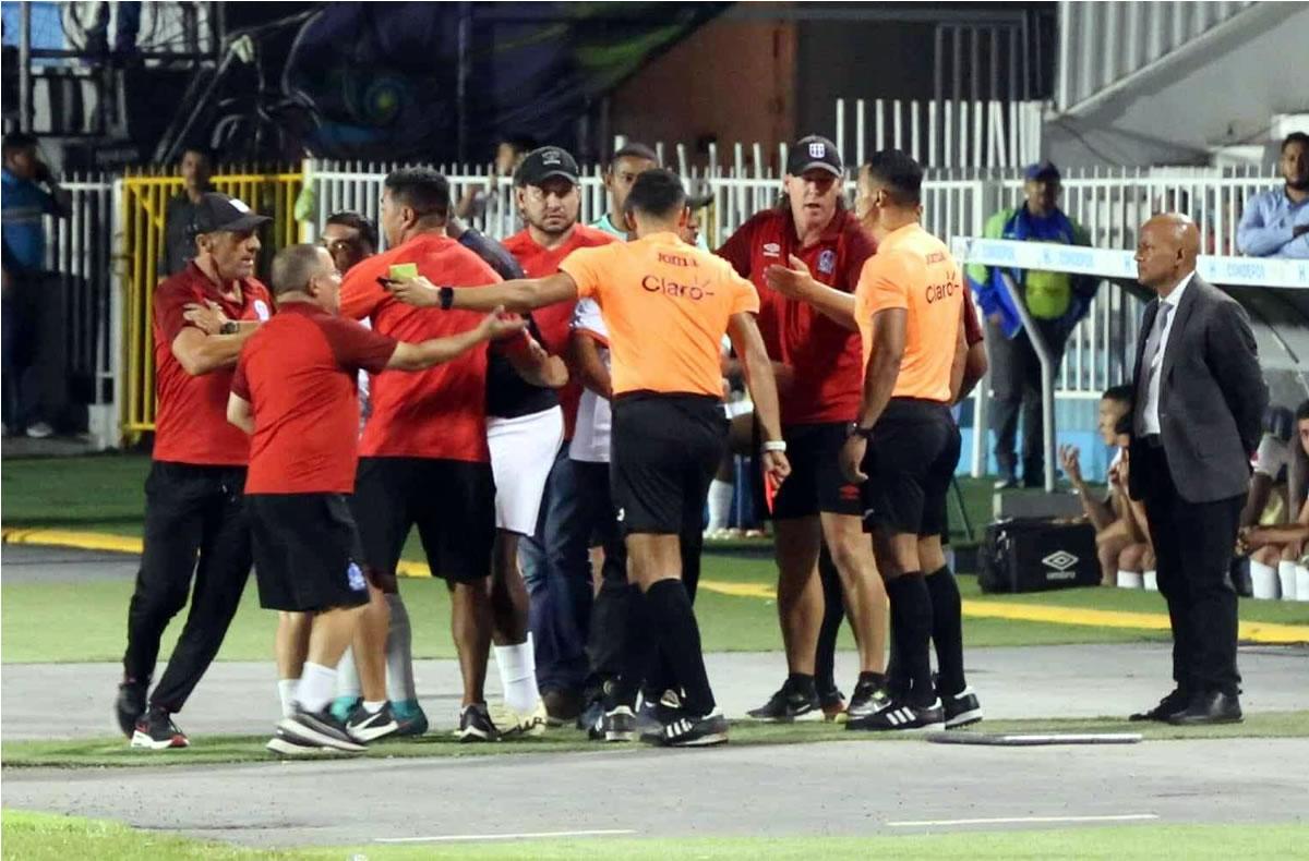 Pedro Troglio se enfadó mucho con los árbitros y terminó expulsado ante Olancho FC.
