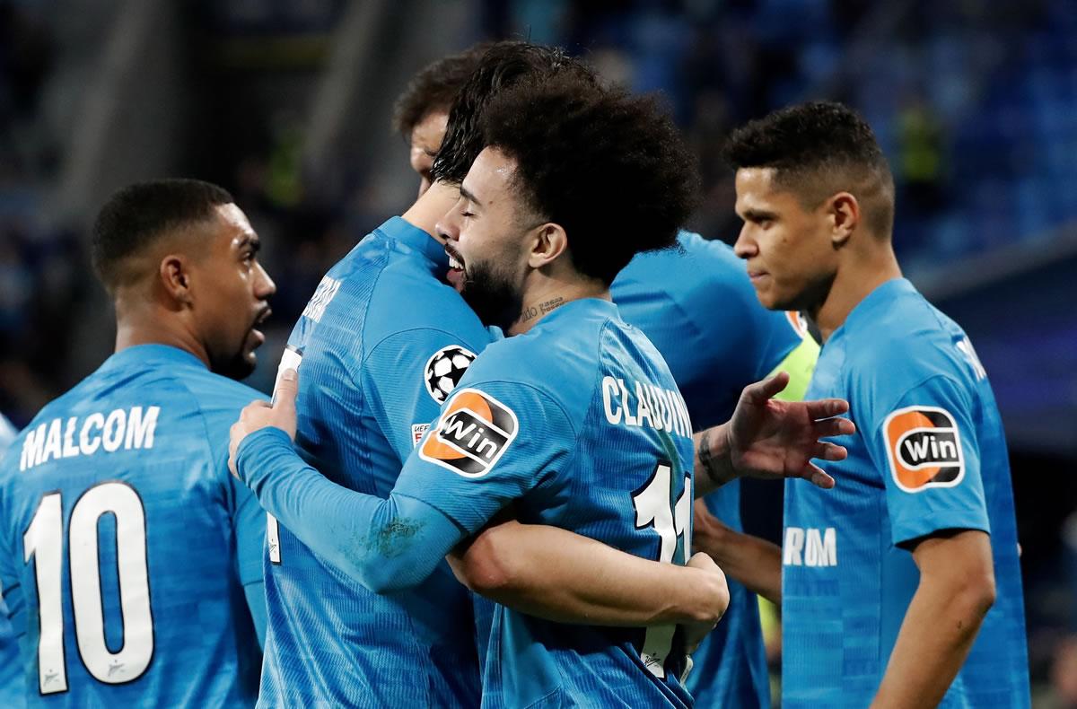 Claudinho es felicitado tras marcar el empate del Zenit.