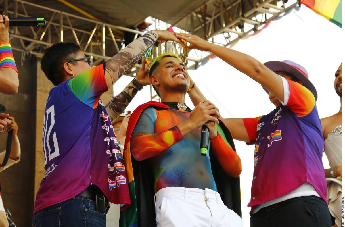 Coronan a Jhonny Caz como príncipe de la comunidad LGBTIQ+