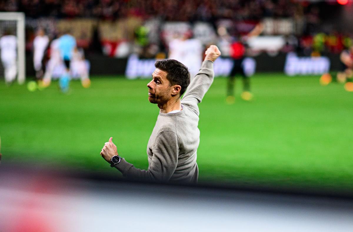 Xabi Alonso celebrando uno de los goles de su equipo ante el West Ham.