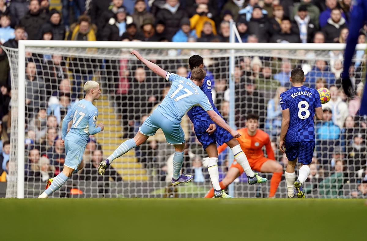 Con este disparo, Kevin de Bruyne le dio el triunfo al Manchester City.