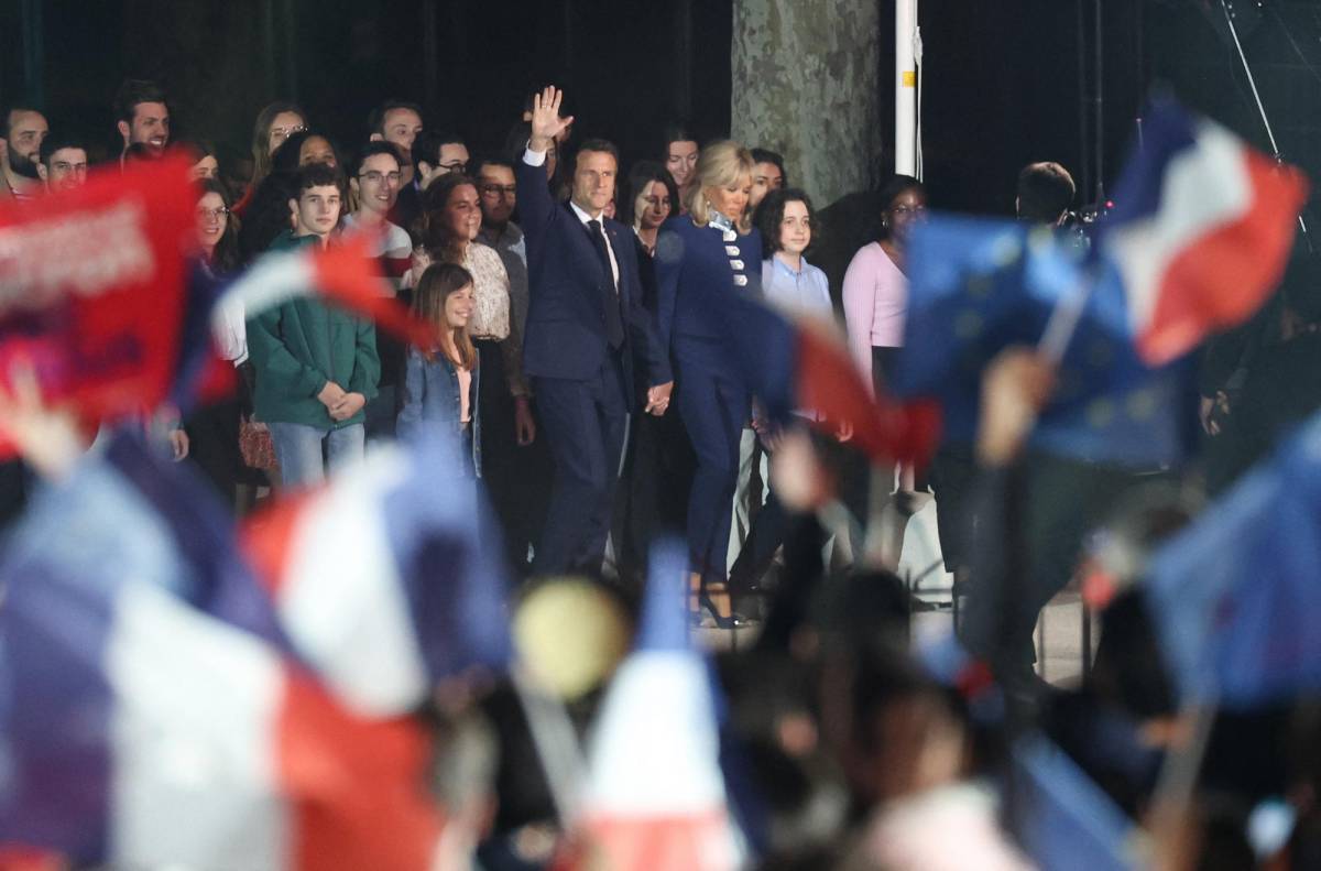 El presidente francés y el candidato del partido La Republique en Marche (LREM) para la reelección Emmanuel Macron y su esposa Brigitte Macron llegan después de su victoria en las elecciones presidenciales de Francia, en el Champ de Mars en París, el 24 de abril de 2022. (Foto de Thomas COEX/AFP)