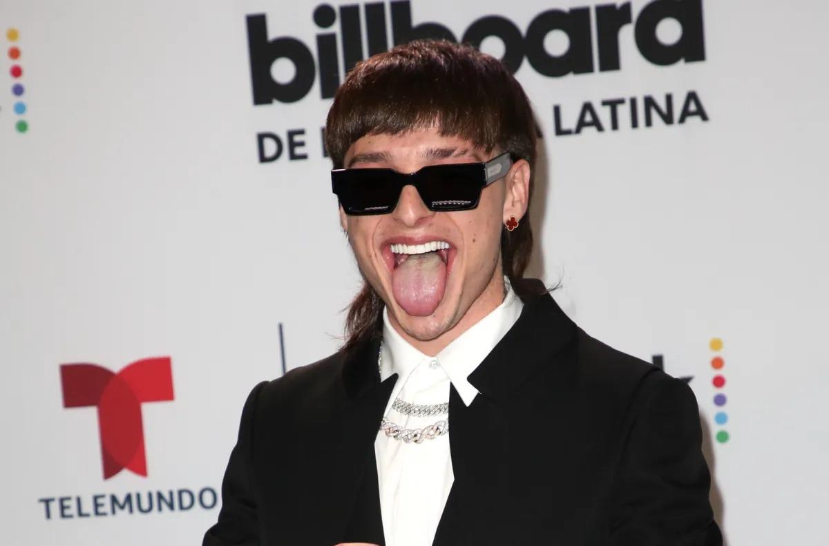 Retienen a Peso Pluma en aeropuerto para ser interrogado por el gobierno de EEUU