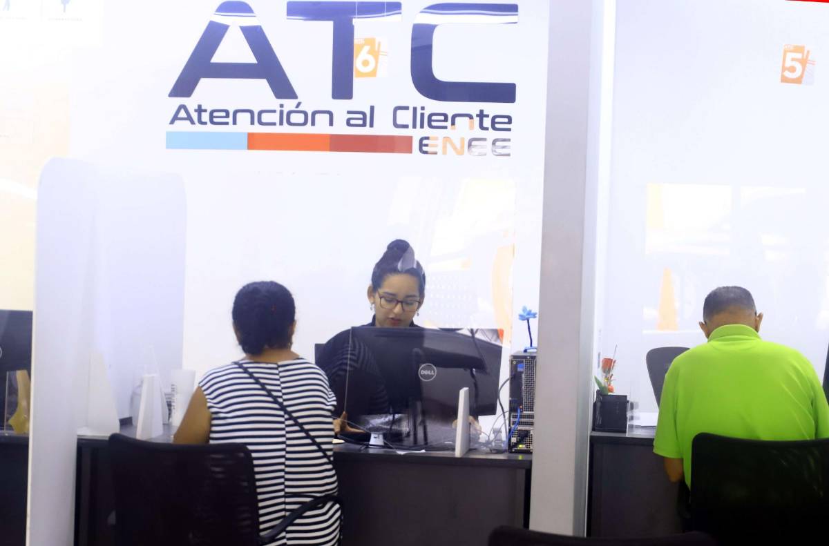 Abonados son atendidos en la oficina de la Enee en barrio Guamilito.