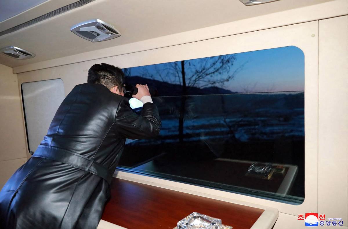 El líder norcoreano observó el ensayo desde un omnibús junto a su hermana y los generales militares.
