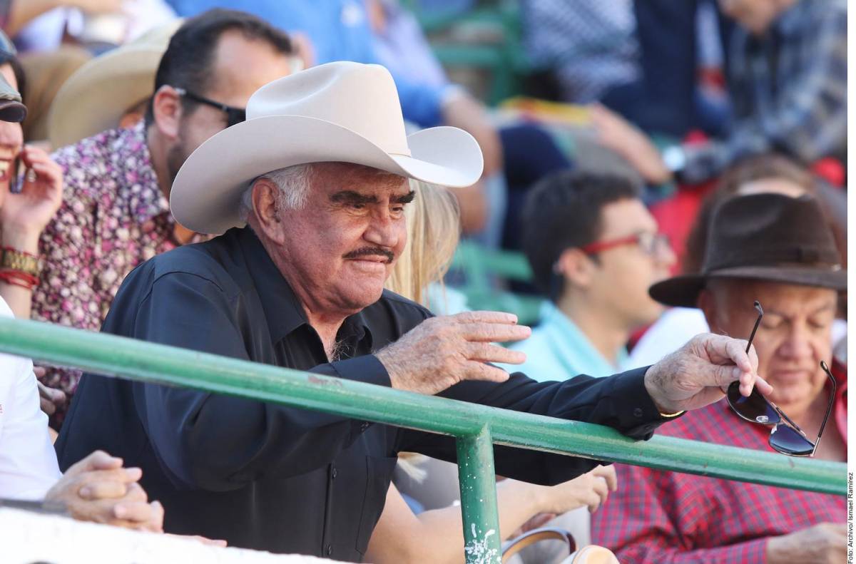 Vicente Fernández no muestra cambios favorables en su salud