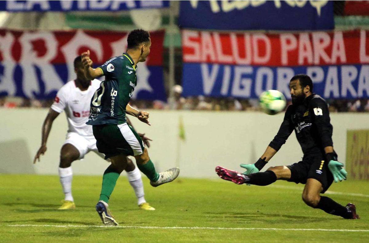 Edrick Menjívar paró con la cara este disparo de Damin Ramírez.