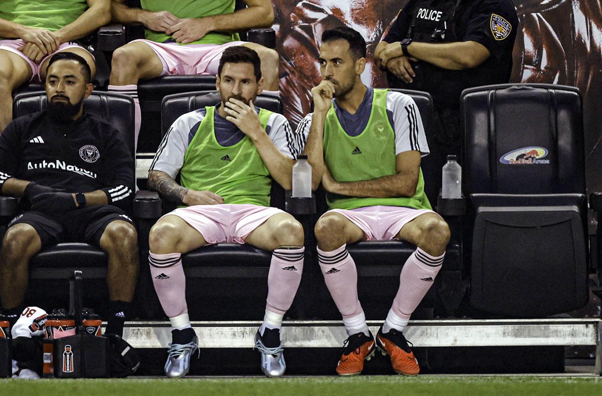 Lionel Messi y Sergio Busquets empezaron el partido en el banco de suplentes.