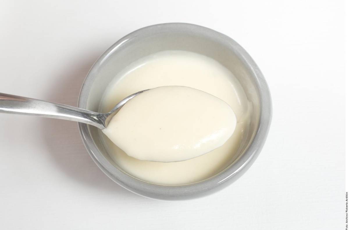 No olvides que el yogur no debe congelarse, pero sí debe conservarse a muy baja temperatura.