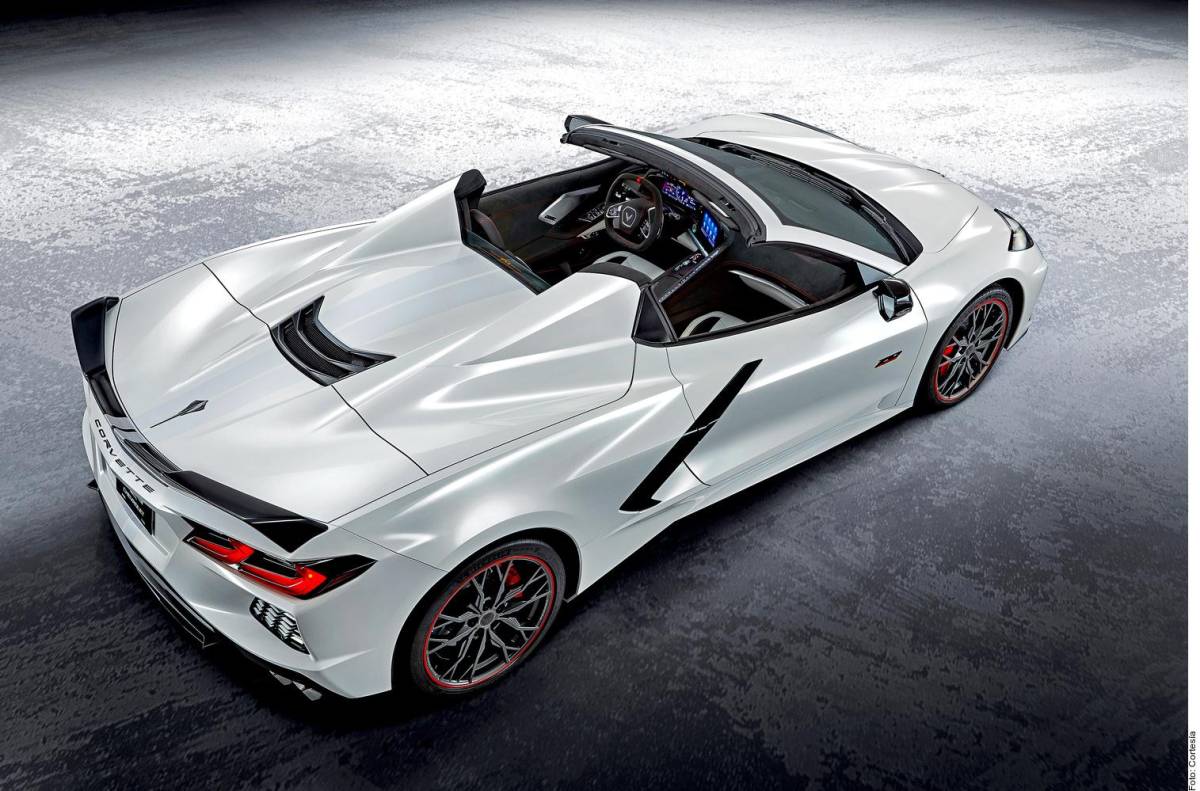 El nuevo modelo de Corvette se ofrecerá sólo en dos nuevos colores: White Pearl Metallic Tri-coat y el Carbon Flash Metallic.