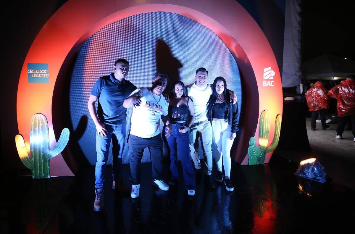 Carín León ofreció una serenata inolvidable en Tegucigalpa