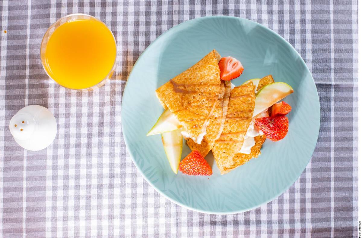 Siempre incluye frutas, verduras y productos naturales en tu dieta. Evita los alimentos ultra procesados o con exceso de sodio.