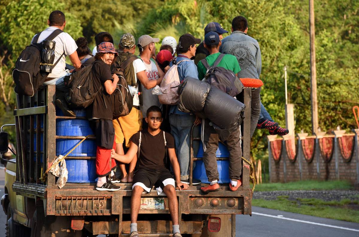 Los migrantes avanzan por grupos en vehículos tras 11 días de caminatas por el sur de México.