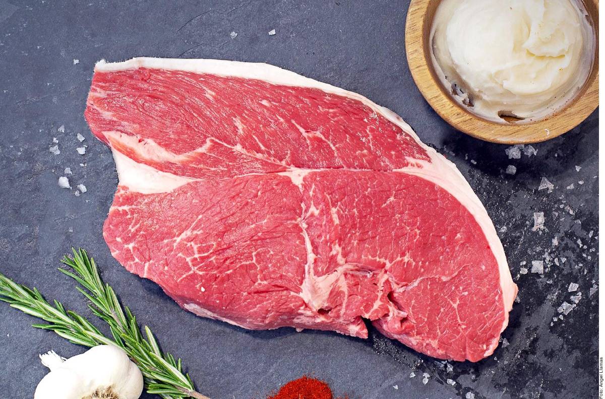 Se ubica en la zona superior de la espalda, cargado a la pierna.