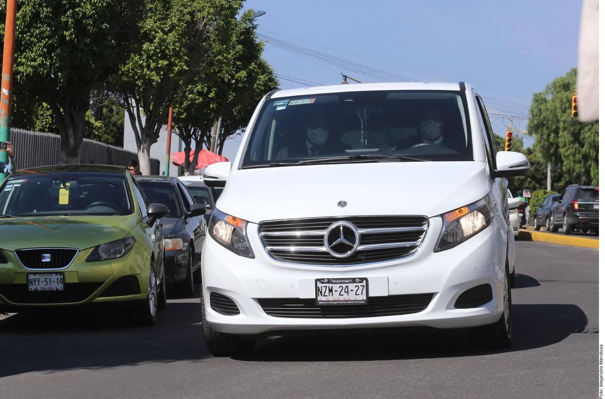 En un féretro plateado y con una manta color rojo fue como transportaron al actor Octavio Ocaña a la carroza que lo lleva a Villahermosa, Tabasco, donde será sepultado, por decisión de la familia.
