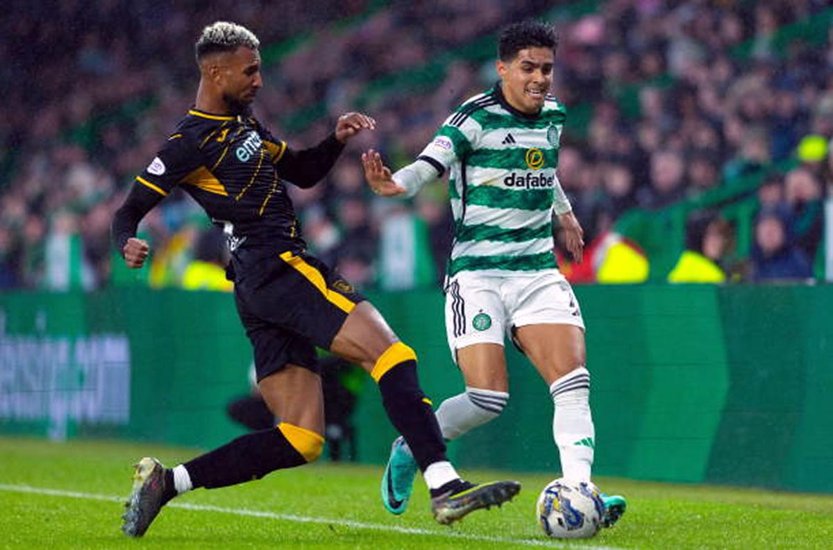 El delantero hondureño conduce el balón ante la marca de un jugador del Livingston.