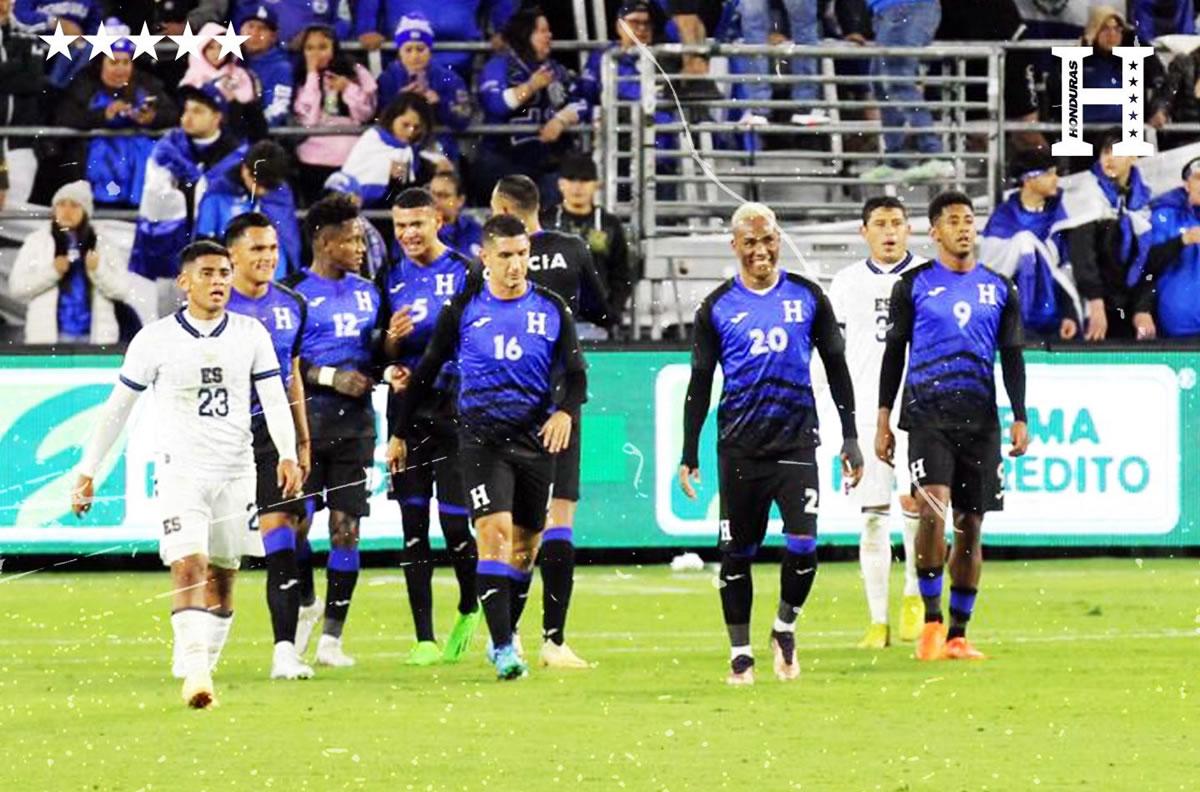 Jugadores de Honduras festejan el autogol de El Salvador.