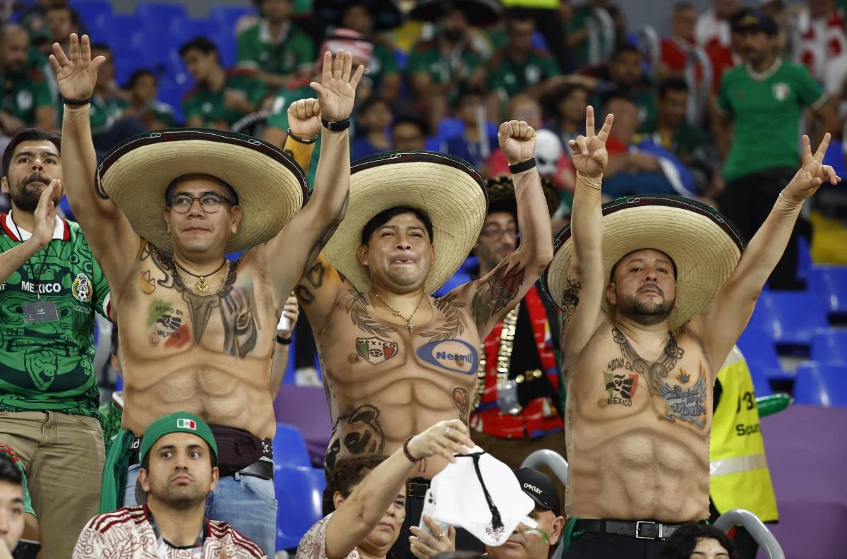 Chicas, hondureño presente y besos en debut de México