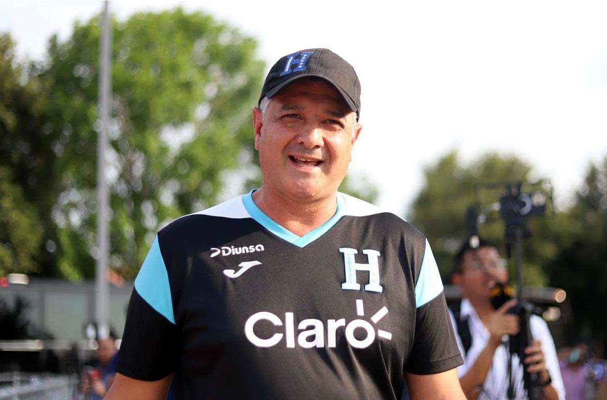Diego Vázquez se dejo ver sonriente a su llegada al entrenamiento de la Selección de Honduras.