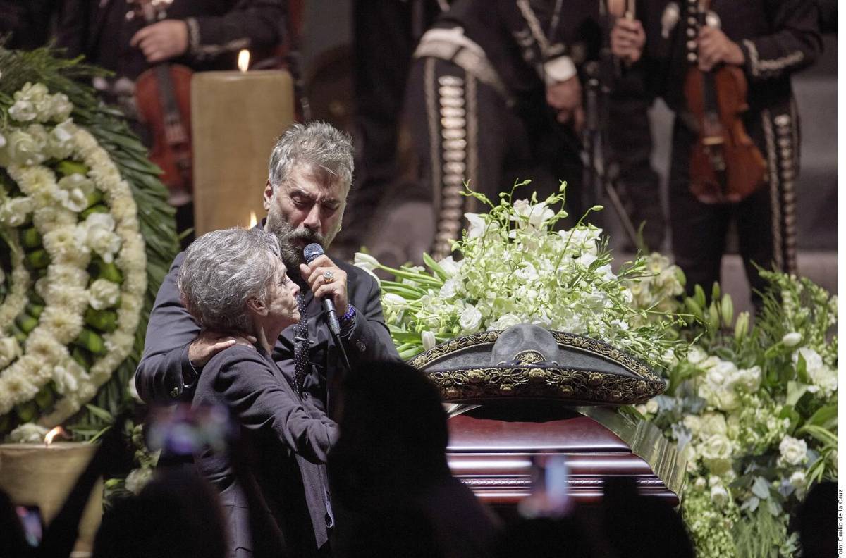 15 Mil personas asistieron a la misa de cuerpo presente de Chente. Y 21 horas duró el homenaje.